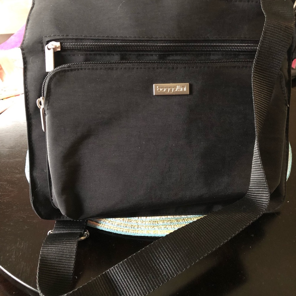 Women baggallini Black HP Bagg Crossbody Bag.